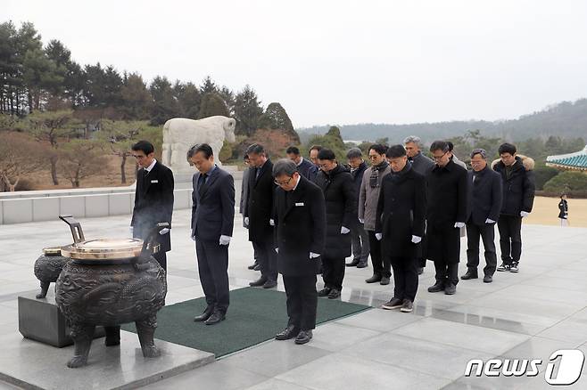 연구개발특구진흥재단 강병삼 이사장과 직원들이 국립대전현충원에서 순국선열과 호국영령에 참배하고 있다. (특구재단 제공)/뉴스1