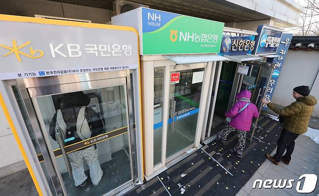 서울 시내 시중은행 ATM 기기를 이용하는 시민들의 모습. 2023.12.21/뉴스1 ⓒ News1 신웅수 기자