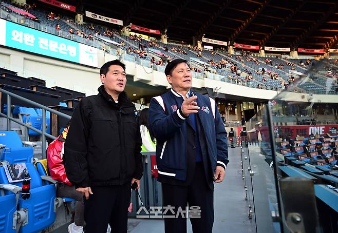 한국야구위원회 허구연 총재(오른쪽)가 2023 한국시리즈 1차전이 열린 잠실야구장에서 안전점검을 하고 있다. 사진 | 최승섭기자 thunder@sportsseoul.com