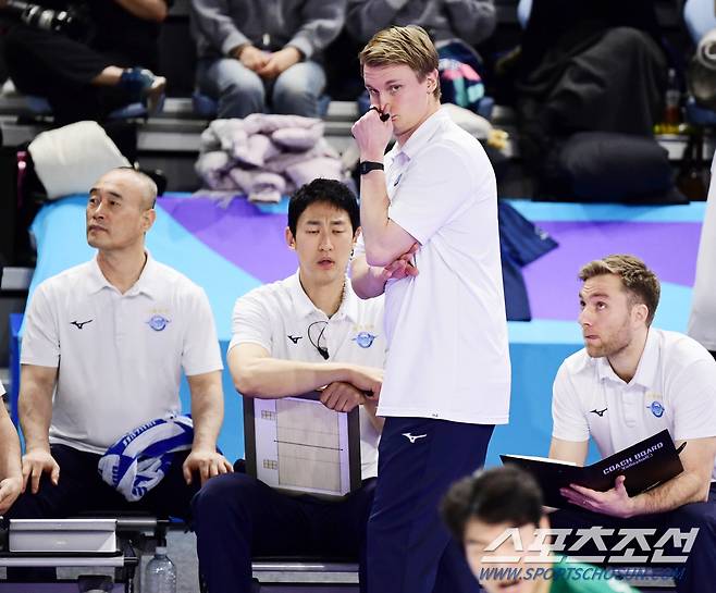 1월 1일 인천 계양체육관에서 배구 V리그 남자부 대한항공과 한국전력의 경기가 열렸다. 경기를 지켜보는 대한항공 틸리카이넨 감독. 인천=송정헌 기자songs@sportschosun.com/2024.01.01/