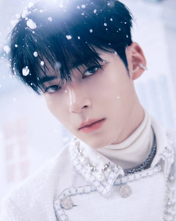 성한빈은 "'2023 MAMA'서 독무를 할 때 리프트가 생각보다 더 높아서 겁을 먹을 거라 생각했는데 막상 올라가니까 오히려 짜릿했다"며 "더 많은 제로즈와 함께 만나서 호흡하는고 싶다"고 말했다. /웨이크원