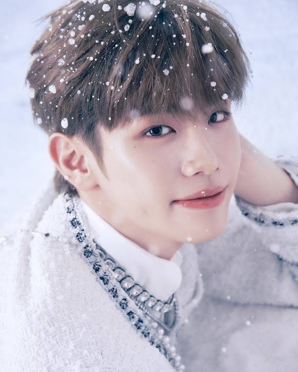 김태래는 "멤버들이랑 같이 놀이공원이나 스키장처럼 함께 어울리면서 휴식을 즐길 수 있는 곳을 가고 싶고 개인적으로는 부모님이 계신 본가에 가서 가족들과 친구들이랑 그동안 못다한 이야기를 나누고 싶다"고 말했다. /웨이크원