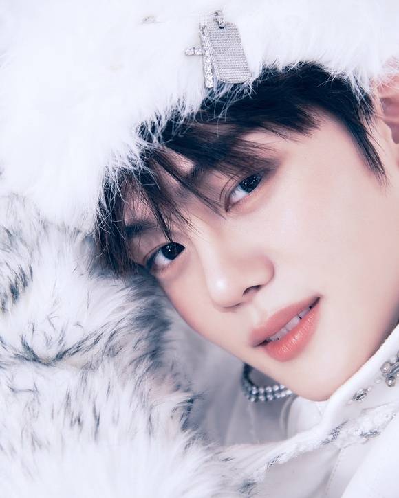 김규빈은 "제로베이스원이 시작했을 때부터 아니 어쩌면 그 전부터 관심 있게 그리고 사랑으로 저희를 키워주셔서 정말 정말 감사하다. 어디서든 밝고 긍정적인 에너지로 걸을 때나 뛸 때나 그림자 같은 존재가 되겠다"고 약속했다. /웨이크원