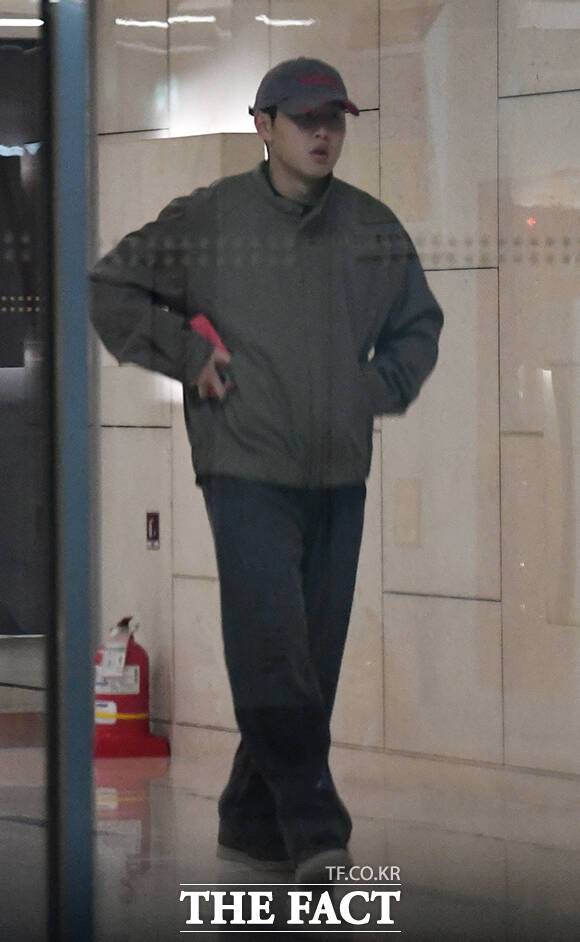 북중미 월드컵 아시아 지역 예선 싱가포르와 경기를 위해 귀국한 축구 국가대표 이강인이 경기를 하루 앞둔 15일 저녁 이나은을 만나기 위해 서울 여의도의 한 호텔 주차장에서 모습을 드러내고 있다. /임영무 기자