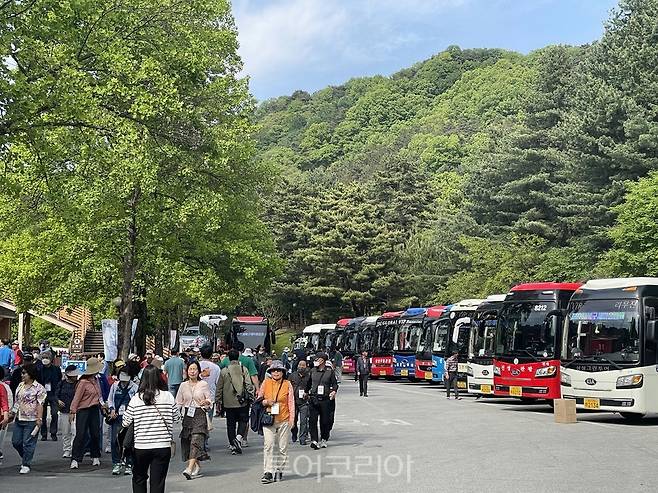 관광버스를 이용해 청남대를 찾은 관람객들.[사진=충북도]