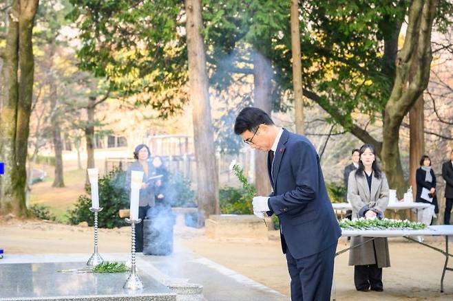 장충남 남해군수가 충혼탑을 참배하면서 새해 첫 공식일정을 시작했다.