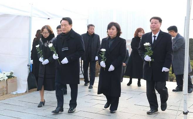 임태희 경기도교육감이 2일 도교육청 직원들과 함께 성남 현충탑을 찾아 참배하고 있다.