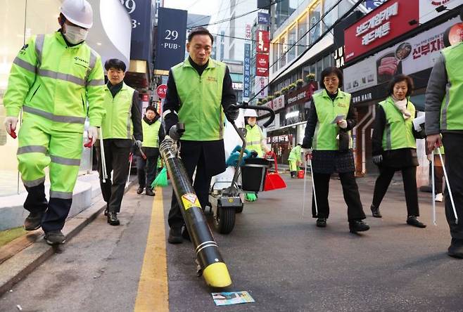 강남역 여명길에서 환경미화원 10명과 함께 거리 청소하는 조성명 강남구청장(가운데)