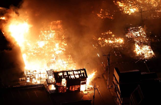 지난 1일 규모 7.6의 강진이 발생한 일본 이시카와현 노토 반도 와지마 시에서 건물이 불타고 있다./AFP 연합뉴스