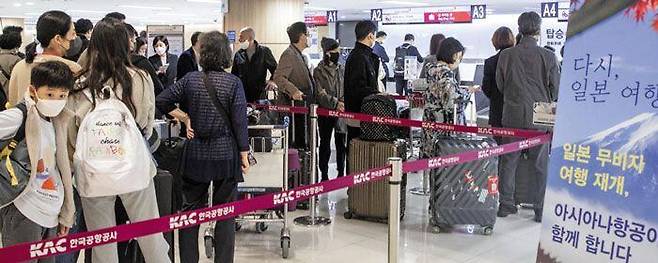 11일 오전 김포국제공항 아시아나항공 국제선 카운터에 김포-하네다 항공편을 타려는 탑승객들이 길게 줄을 섰다. 이날부터 재개된 일본 무비자 여행을 떠나려는 이들이 몰리면서 일본 출국 수속 카운터는 한산했던 다른 국가행 카운터와 달리 유독 붐볐다. /김지호 기자