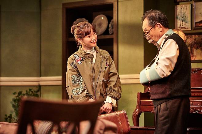 연극 '앙리 할아버지와 나'의 '앙리' 역 배우 신구(오른쪽)와 '콘스탄스' 역의 박소담. 지난 3일 개막 이틀 뒤 2주간 중단됐던 이 연극이 18일부터 공연을 재개한다. 84세 노배우 신구에게도, 오직 이 연극을 위해 소속사를 설득하고 한 해 내내 스케줄을 조정해 무대 위에 선 배우 박소담에게도 소중한 무대다. /파크컴퍼니