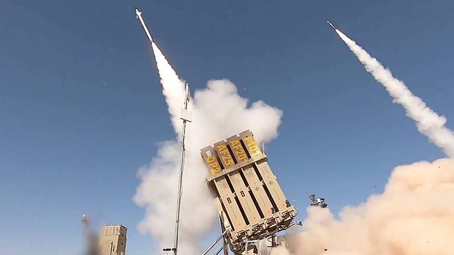 2021년3월16일 이스라엘 개량형 아이언 돔의  미사일 2발이 여러 개의 표적을 동시에 요격하기 위해 발사되고 있다. /이스라엘 라파엘사