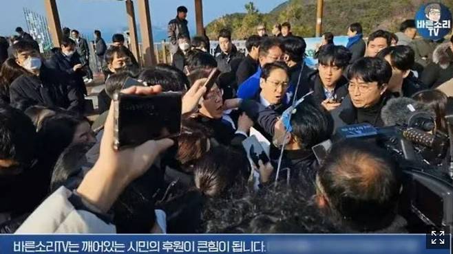 이재명 더불어민주당 대표가 2일 부산 가덕도 신공항부지 점검차 방문 중 괴한으로부터 습격을 당했다. /유튜브 바른소리TV