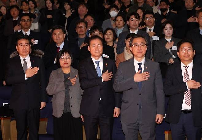 김영호 통일부 장관이 2일 오후 서울 종로구 정부서울청사 별관에서 열린 2024년 시무식에 참석해 국민의례를 하고 있다. ⓒ뉴시스