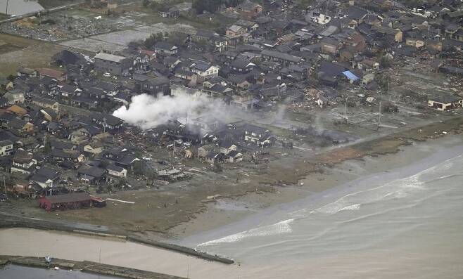 2일 일본 이시카와현 스즈시 곳곳이 지진으로 파손돼 있다. 뉴시스