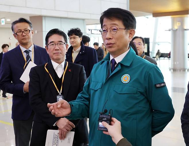 박상우 국토교통부 장관이 29일 오후 서울 강서구 하늘길 김포공항 3층 국내선 출발층에서 연말연시 수송대책 및 시설 점검을 보고받고 있다. 2023.12.29/뉴스1 ⓒ News1 김진환 기자 /사진=뉴스1