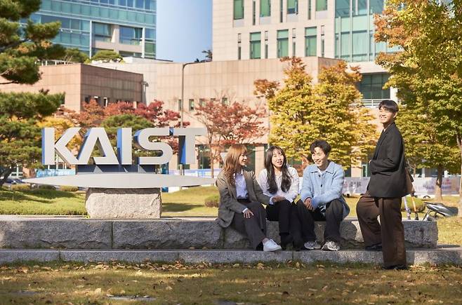 KAIST 학생들이 교정에서 기념촬영을 하고 있다. KAIST 제공