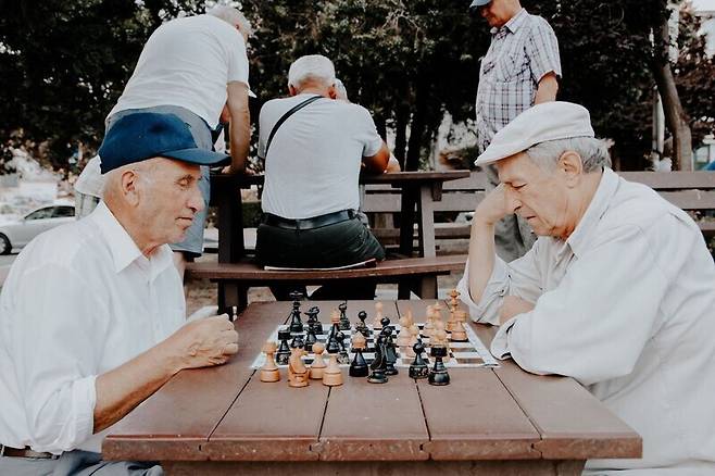 100살 장수 노인들은 새로운 것을 배우는 데 적극적인, 호기심 강한 사람들이었다. 픽사베이