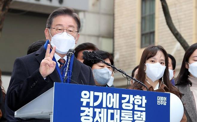 이재명 더불어민주당 대선 후보는 2022년 2월14일 서울 중구 명동 명동예술극장 앞에서 표의 등가성 보장하는 선거제 개혁, 비례대표 확대, 위성정당 금지 등을 약속했다. 공동취재사진
