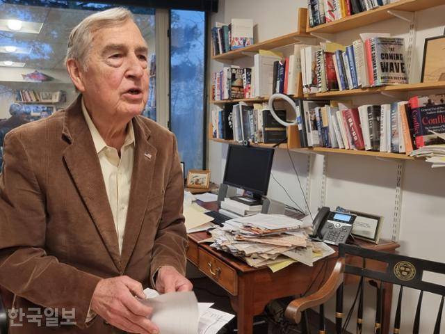 그레이엄 앨리슨 미국 하버드대 케네디스쿨 더글러스 딜런 정치학 교수가 지난해 12월 5일 매사추세츠주 케임브리지 하버드대 연구실에서 한국일보와 인터뷰를 하고 있다. 케임브리지=권경성 특파원