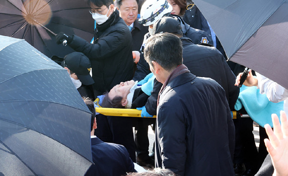 이재명 더불어민주당 대표가 2일 오전 부산 강서구 대항전망대를 방문해 가덕신공항 건설 예정지를 둘러본 뒤 흉기 피습을 당해 병원으로 이송되고 있다. [사진=뉴시스]