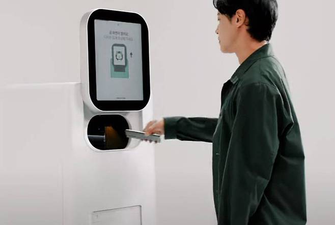 ATM을 이용한 비대면 중고 스마트폰 판매 / 출처=민팃