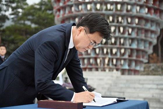 김태흠 충남지사가 2일 오전 도청 간부 공무원, 보훈단체장 등과 충남보훈관 충령탑을 참배한 뒤 방명록에 서명하고 있다. [사진 충남도]