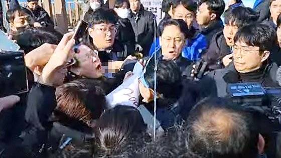 이재명 더불어민주당 대표가 2일 부산 가덕도 신공항부지 방문 중 피습을 당했다. 사진 유튜브 캡처