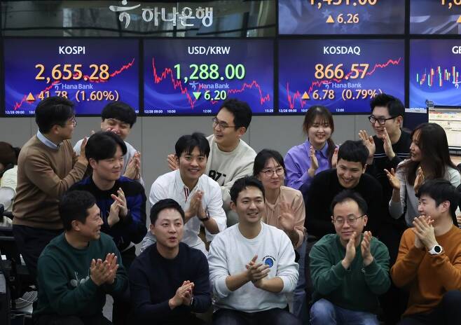 작년 마지막 거래일인 12월 28일 오후 서울 중구 하나은행 딜링룸에서 직원들이 올해 마지막 거래일을 기념해 사진을 촬영하고 있다. 사진=뉴스1