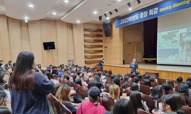 영남이공대학교 재학생들이 이재용 총장의 주례 특강에서 이 총장에게 건의사항을 말하고 있다.