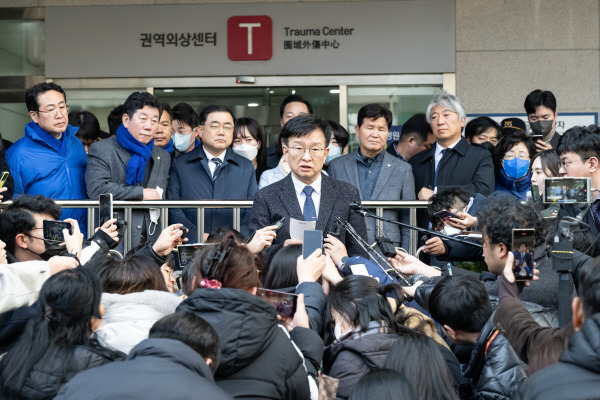 권칠승 더불어민주당 수석대변인이 2일 오후 부산 서구 부산대병원 권역외상센터 앞에서 이재명 대표 피습관련 브리핑을 하고 있다. / 전민철 기자 jmc@