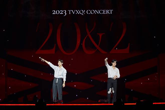 TVXQ performs at its standalone concert, "20&2," at the Inspire Arena in Yongjeong-do, Incheon, Sunday. (SM Entertainment)