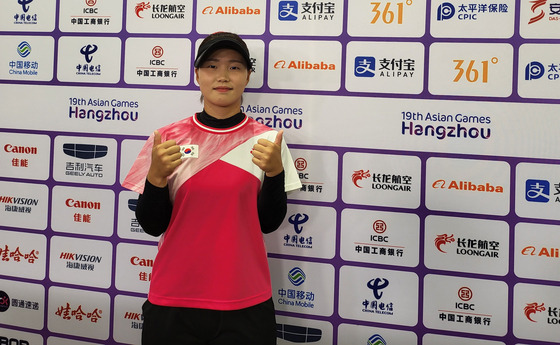 Korean soft tennis player Mun Hye-gyeong poses for a photo after winning a gold medal in the women's singles at Hangzhou Olympic Sports Centre in Hangzhou, China on Saturday. [YONHAP]