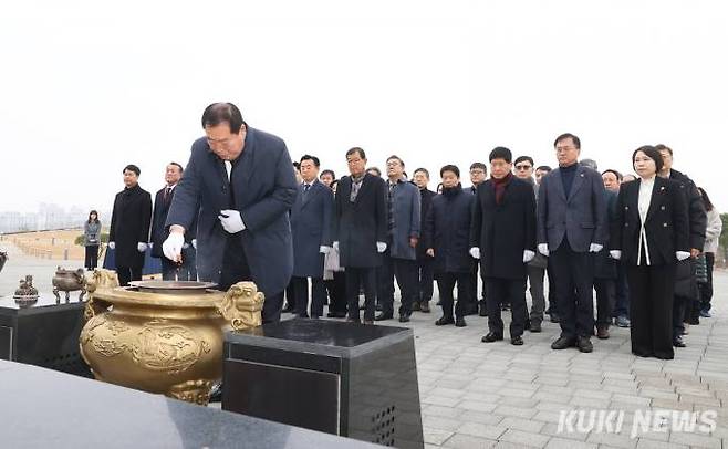 조길연 충남도의회 의장을 비롯한 의회 관계자들이 2일 오전 홍성군 소재 충남보훈공원을 찾아 충혼탑에 참배를 하고 있다. 충남도의회 제공