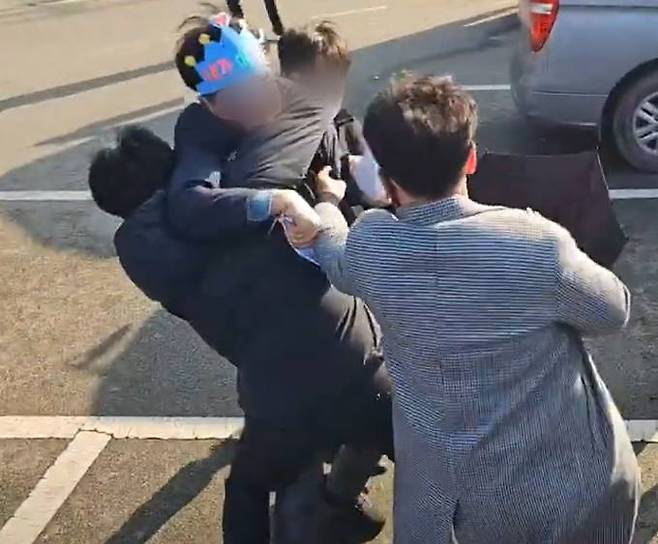 2일 부산 가덕도 신공항 부지를 방문한 더불어민주당 이재명 대표를 흉기로 공격한 피의자가 현장에서 경찰에 체포되고 있다. 바른소리 TV 유튜브 캡처