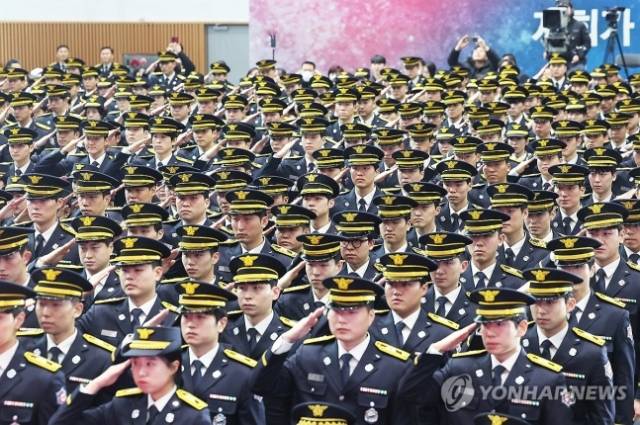 경례하는 신임 소방관들. 연합뉴스