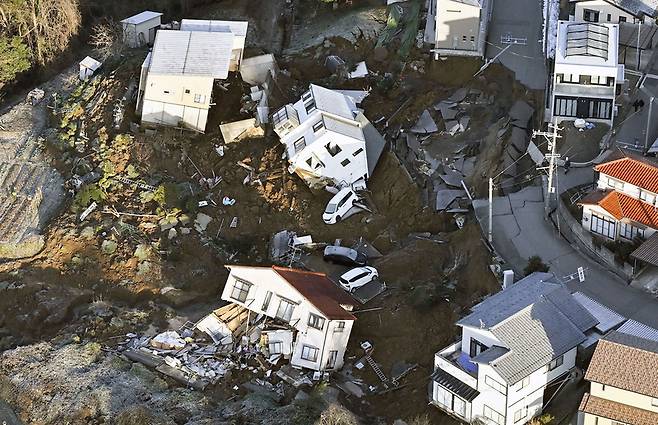 일본 이시카와현의 가나자와에서 도로가 무너지고 인근 주택들이 나동그라져 있는 모습 / 로이터 = 연합뉴스