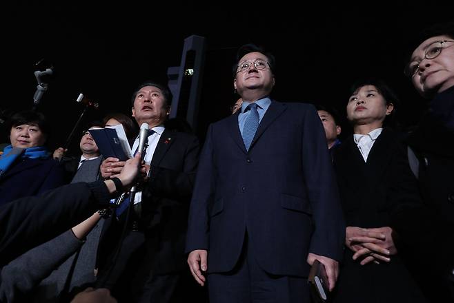 서울 종로구 서울대병원의 응급의료센터 앞에서 민주당 홍익표 원내대표, 정청래 최고위원, 고민정 최고위원 등 당 지도부가 긴급 최고위원회의의 입장을 발표하고 있다 / 사진 = 연합뉴스