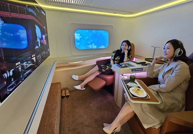 신세계 강남점 어퍼하우스 라운지에서 고객이 다과와 영상 서비스를 즐기고 있다. 신세계