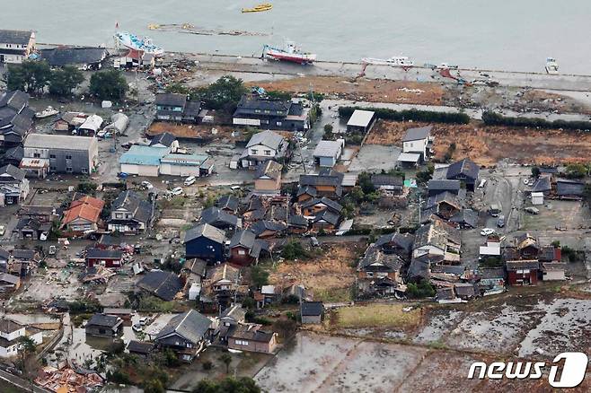 전날 발생한 강진으로 2일 일본 이시카와현 스즈 지역 도로와 건물들이 파괴된 모습. 2024.01.02  ⓒ AFP=뉴스1  Copyright (C) 뉴스1. All rights reserved. 무단 전재 및 재배포,  AI학습 이용 금지.