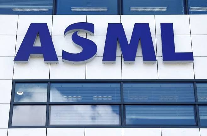 네덜란드 벨도벤 ASML 본사에 걸린 ASML의 로고 [로이터]