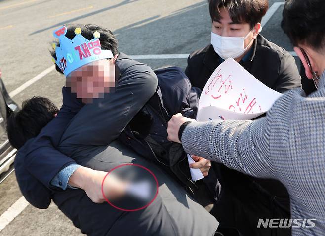 [부산=뉴시스] 하경민 기자 = 2일 오전 부산 강서구 대항전망대에서 이재명 더불어민주당 대표를 흉기로 피습한 옹의자가 흉기를 든 채 경찰에 제압되고 있다. 2024.01.02. yulnetphoto@newsis.com