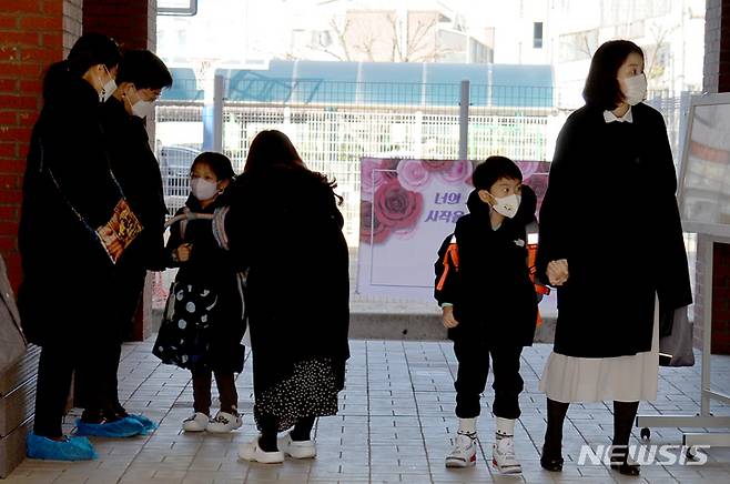 [광주=뉴시스] 류형근 기자 = 2023년 3월2일 오전 광주 동구 동산초등학교에서 신입생들이 엄마의 손을 잡고 등교 하고 있다. 2023.03.02.