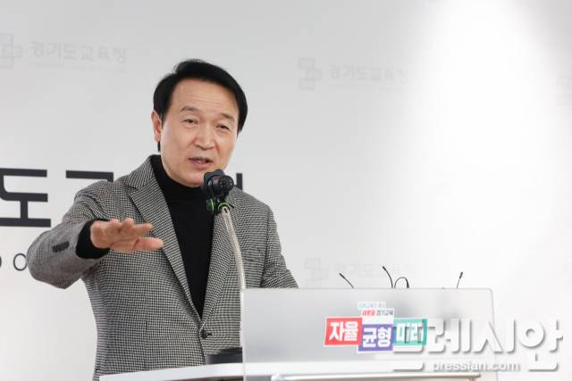 ▲경기도교육청 출입기자단과 신년 인터뷰를 진행 중인 임태희 경기도교육감. ⓒ경기도교육청
