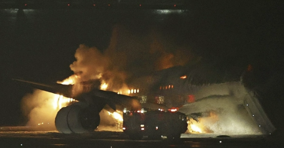 2일 오후 일본 하네다 공항 활주로에 착륙하던 일본항공(JAL) 소속 항공기가 화염에 휩싸여 있다. 교도=연합뉴스