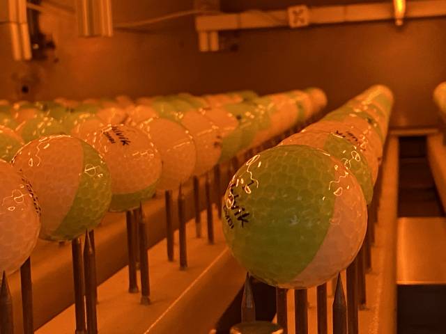 근적외선을 포함한 6단계 경화 라인을 이동 중인 골프골.