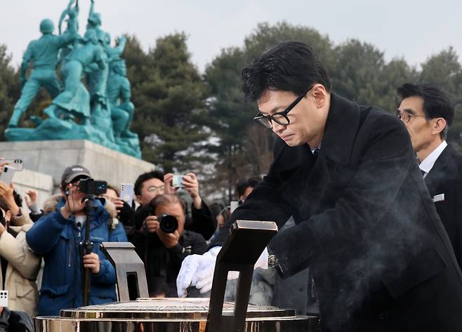 한동훈 국민의힘 비상대책위원장이 2일 오전 국립대전현충원을 찾아 참배하고 있다. ⓒ연합뉴스