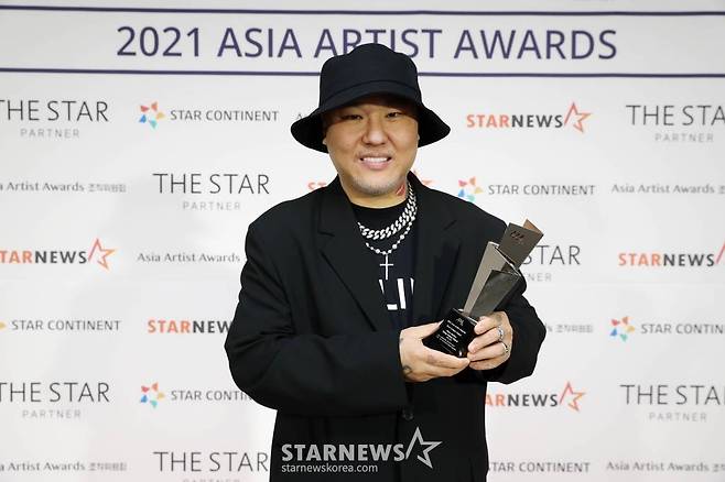 용감한형제가 2일 오후 서울 강서구 KBS아레나에서 진행된 '2021 Asia Artist Awards(2021 아시아 아티스트 어워즈, 2021 AAA)' 시상식에서 AAA 베스트 크리에이터상을 수상하고 포즈를 취하고 있다.  스타뉴스가 주최하고 AAA 조직위원회가 주관하는 AAA는 어디에서도 보지 못했던 새로운 무대를 선보이며 전 세계 팬들의 눈과 귀를 사로잡아 명실상부 NO.1 글로벌 시상식으로 거듭났다. /사진=AAA 기자 star@