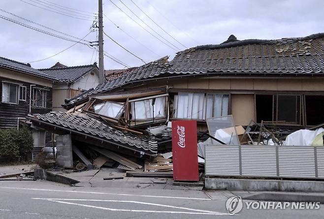 1일 일본 강진 (AP/교토=연합뉴스) 1일(현지시간)  이시카와현 와지마의 가옥이 지진에 무너졌다. 2024.1.1