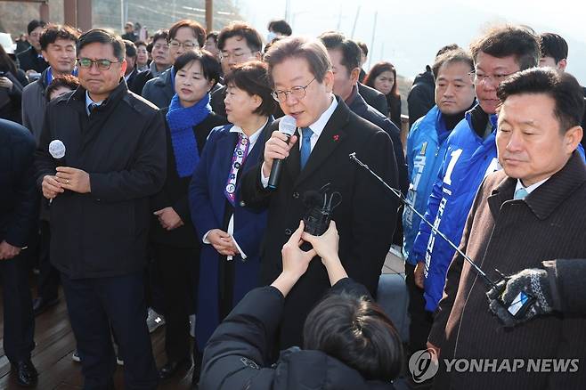 가덕도 찾은 이재명 대표 (부산=연합뉴스) 손형주 기자 = 더불어민주당 이재명 대표가 2일 신공항 예정 부지인 부산 강서구 가덕도 대항전망대를 찾아 발언하고 있다. 2024.1.2 handbrother@yna.co.kr